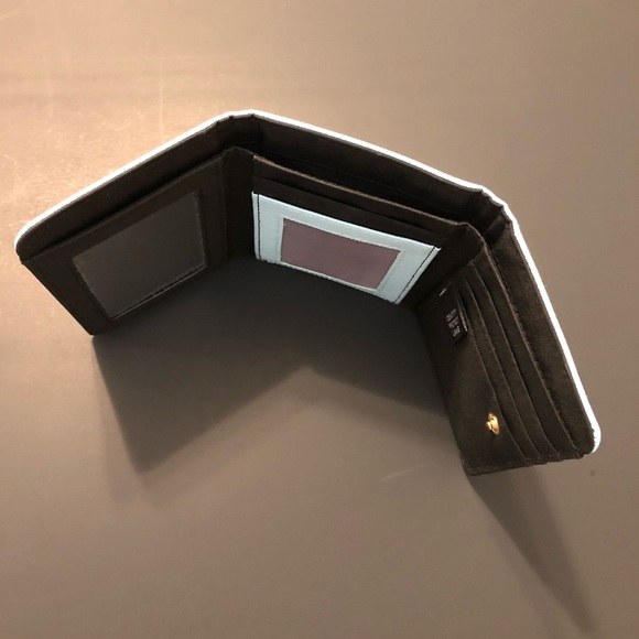 TAHARI Light Blue Wallet - Picture 4 of 7